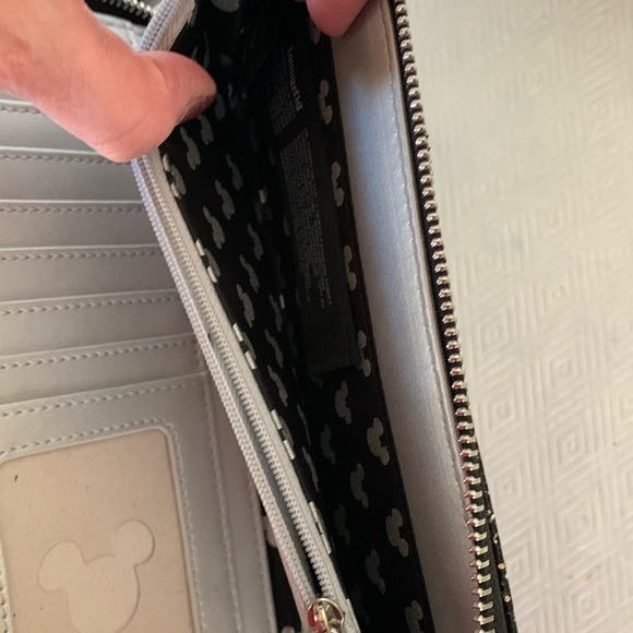 Loungefly x Disney Minnie Mouse Glitter Zip Around Sequin Wristlet Wallet - Picture 12 of 16